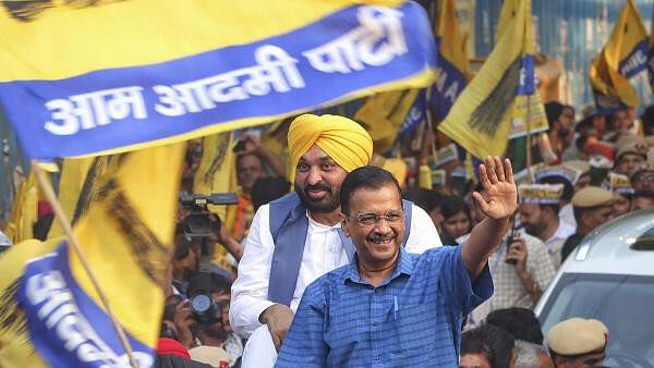 <div class="paragraphs"><p>Delhi Chief Minister and AAP convenor Arvind Kejriwal with Punjab Chief Minister Bhagwant Mann during a road show for Lok Sabha elections, at Mehrauli in New Delhi, Saturday, May 11, 2024.</p></div>