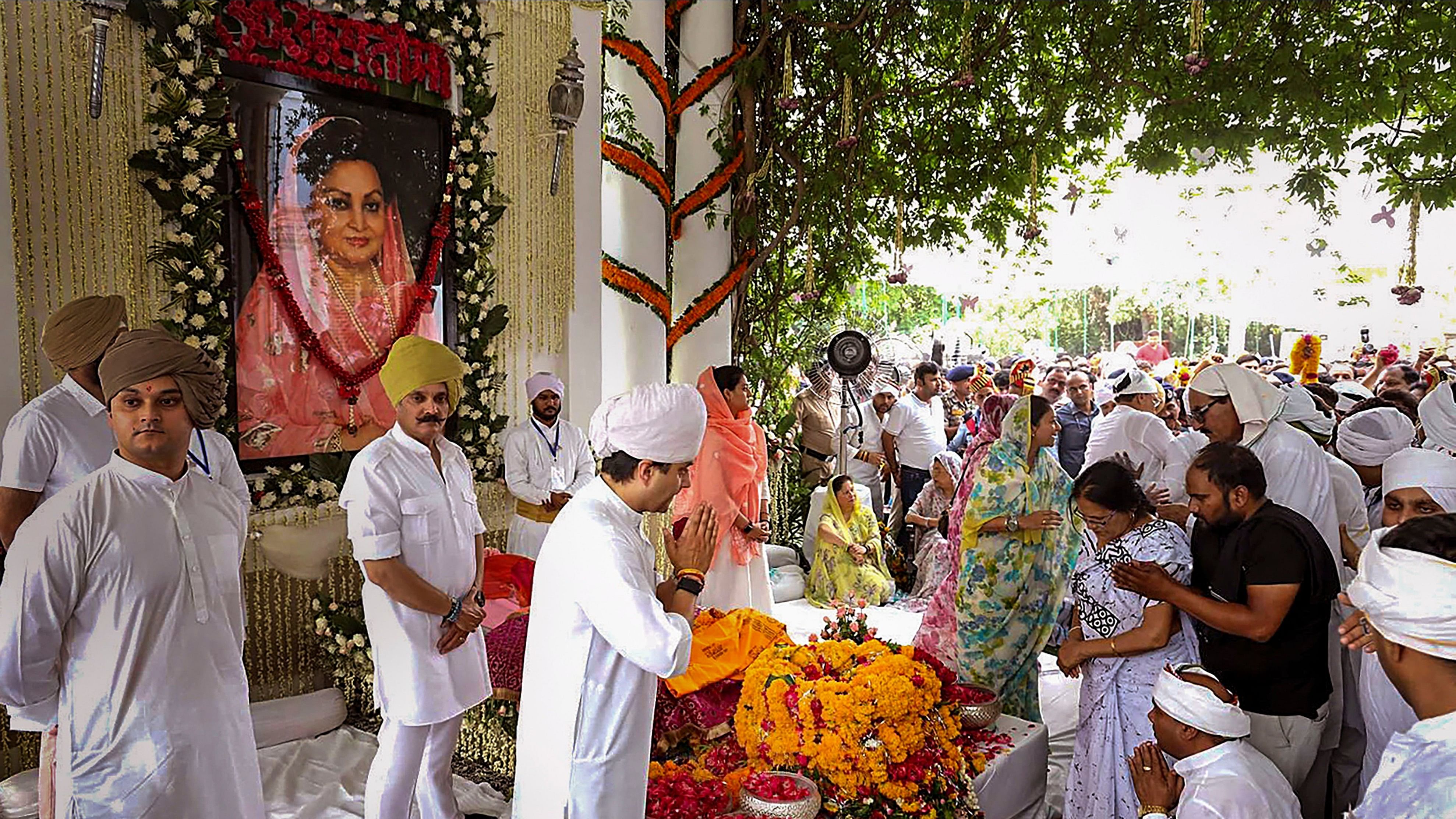 <div class="paragraphs"><p>People pay last respect to the mortal remains of Madhavi Raje Scindia, mother of Union Minister Jyotiraditya Scindia.</p></div>