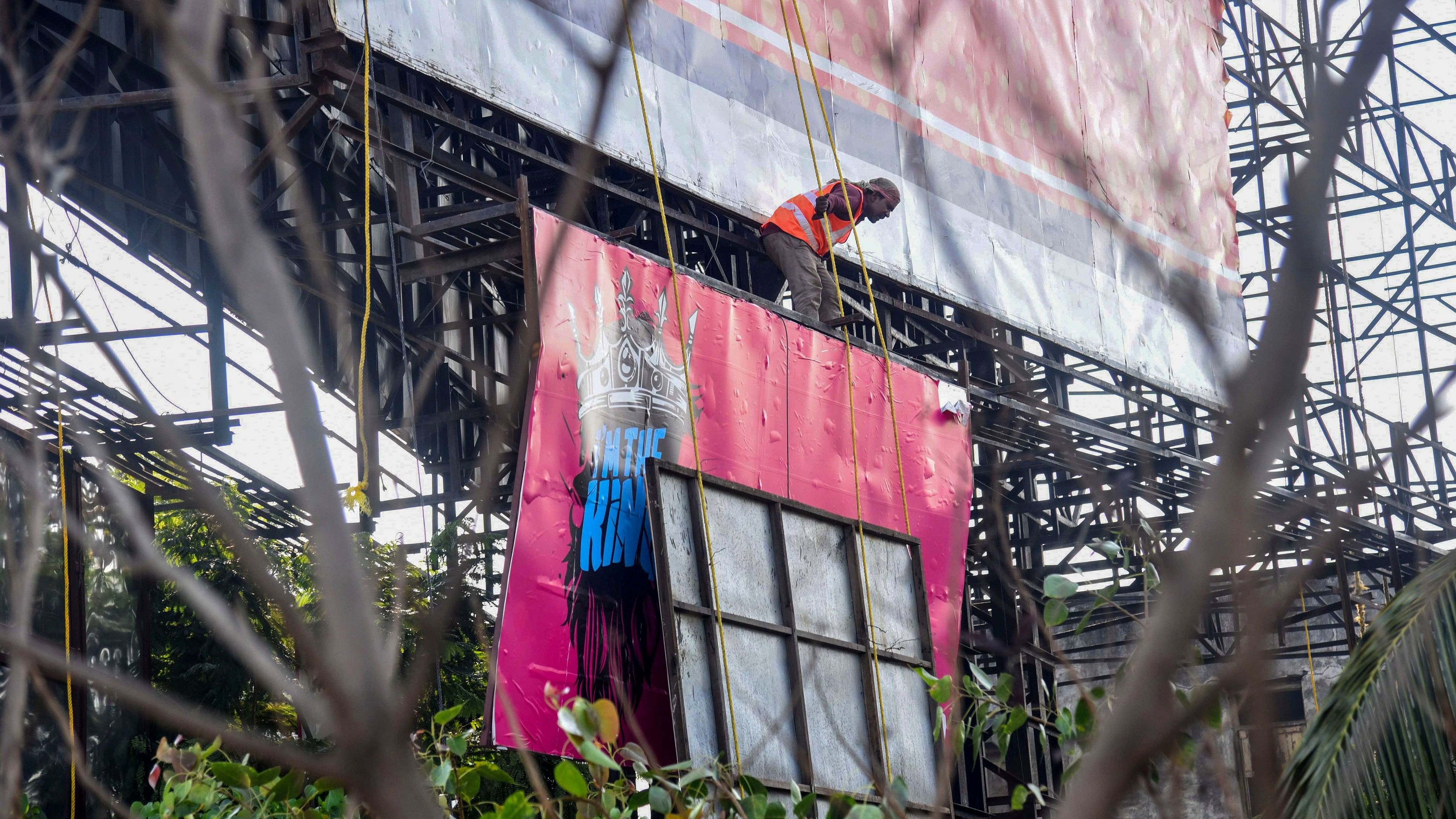 <div class="paragraphs"><p>BMC workers remove billboards, in Mumbai, Wednesday, May 15, 2024&nbsp;in the wake of the Mumbai billboard collapse incident that claimed at least 14 lives.</p></div>