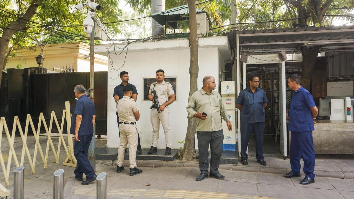 <div class="paragraphs"><p>Delhi Police, forensic experts at CM Kejriwal's house.</p></div>