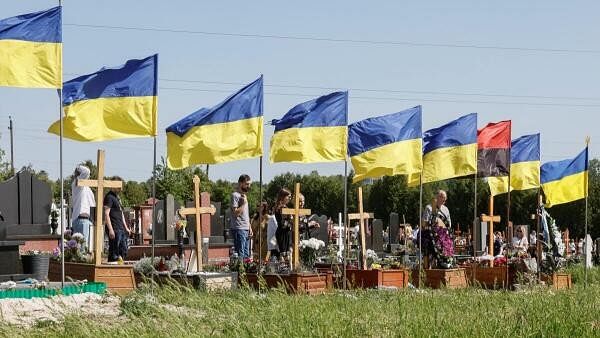 <div class="paragraphs"><p>Believers visit the graves of their loved ones, killed Ukrainian defenders, to pay homage to them on the day of Easter, amid Russia's attack on Ukraine, in the township of Pustomyty, Ukraine May 5, 2024. </p></div>