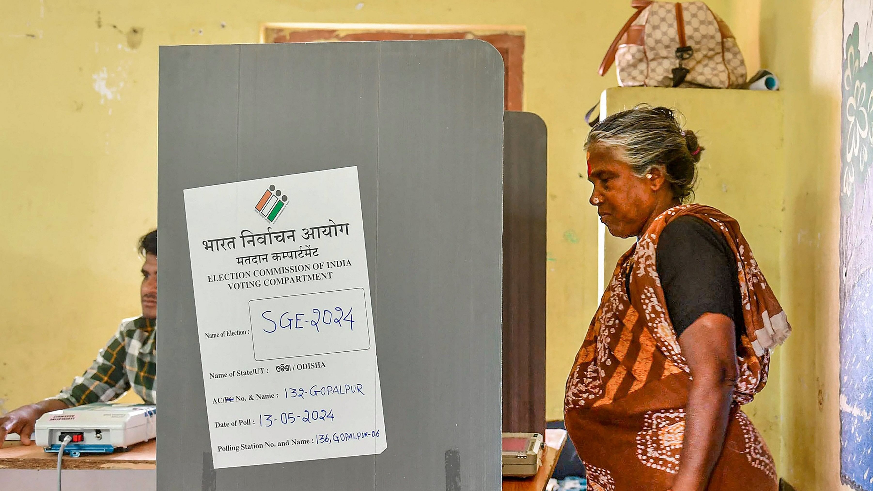 <div class="paragraphs"><p> An elderly woman casts her vote at a polling booth  in  Odisha.</p></div>