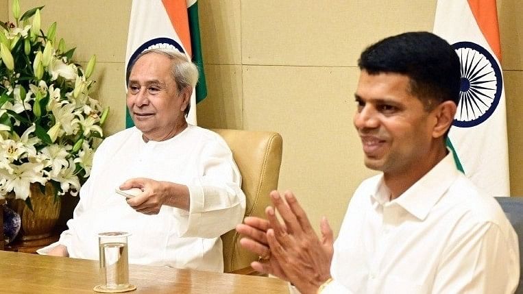 <div class="paragraphs"><p>V K Pandian (right) with Odisha CM Naveen Patnaik. </p></div>