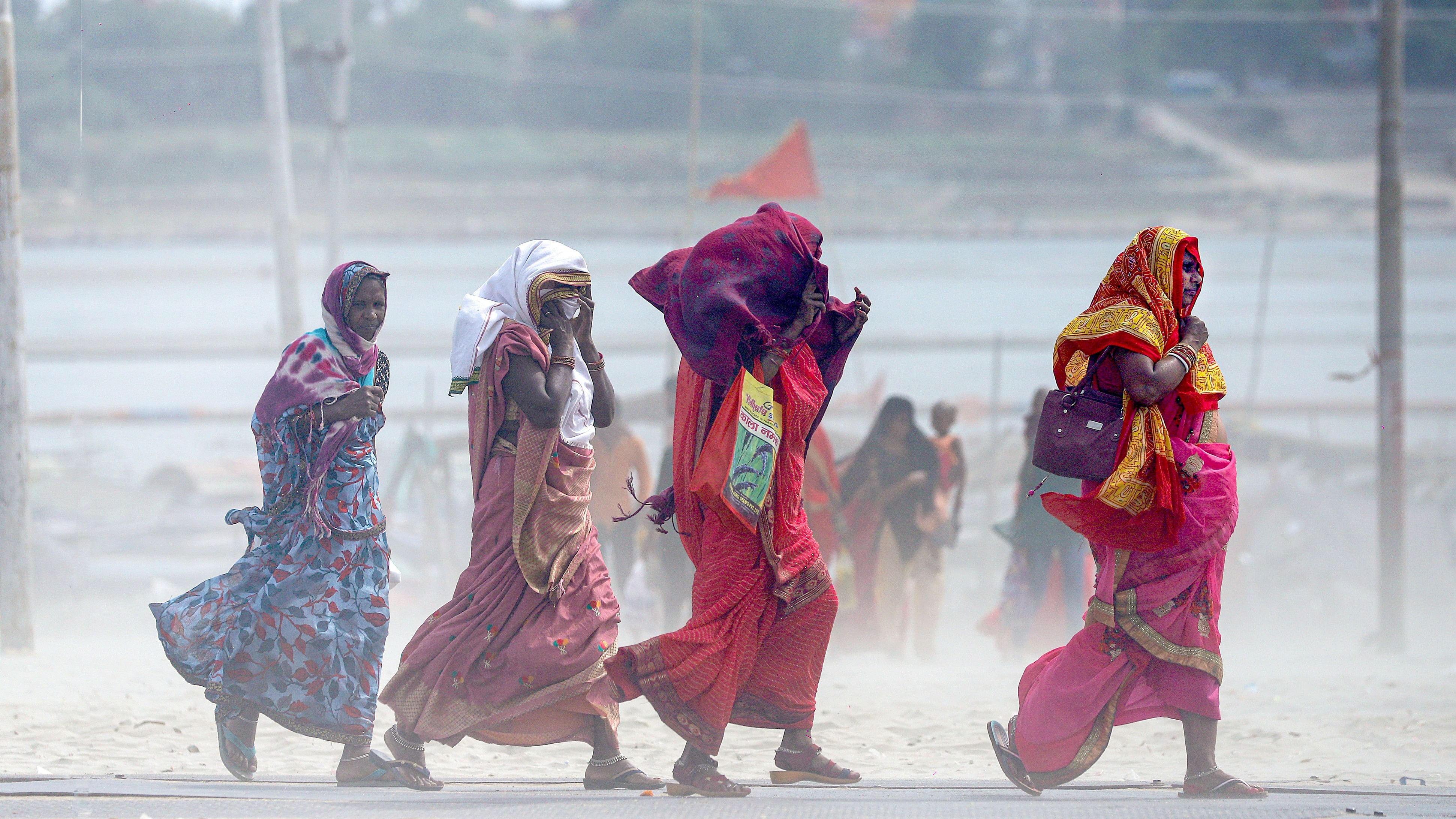 <div class="paragraphs"><p>People cover themselves for protection against the heatwave on a hot summer day. Representative image.</p></div>