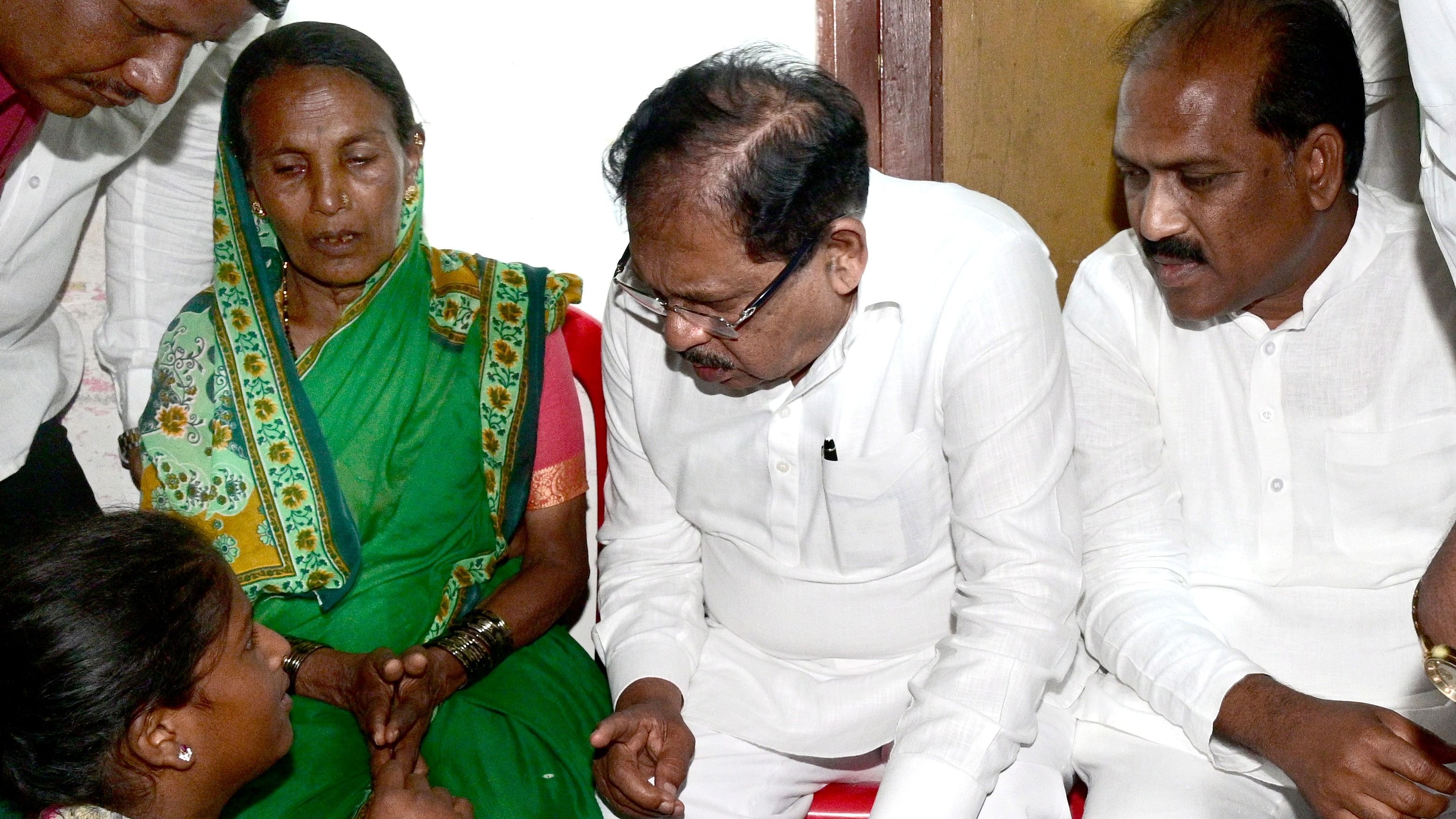 <div class="paragraphs"><p>Home Minister G Parameshwara visits Anjali Ambiger's house and consoles her family members in Hubballi on Monday.</p></div>