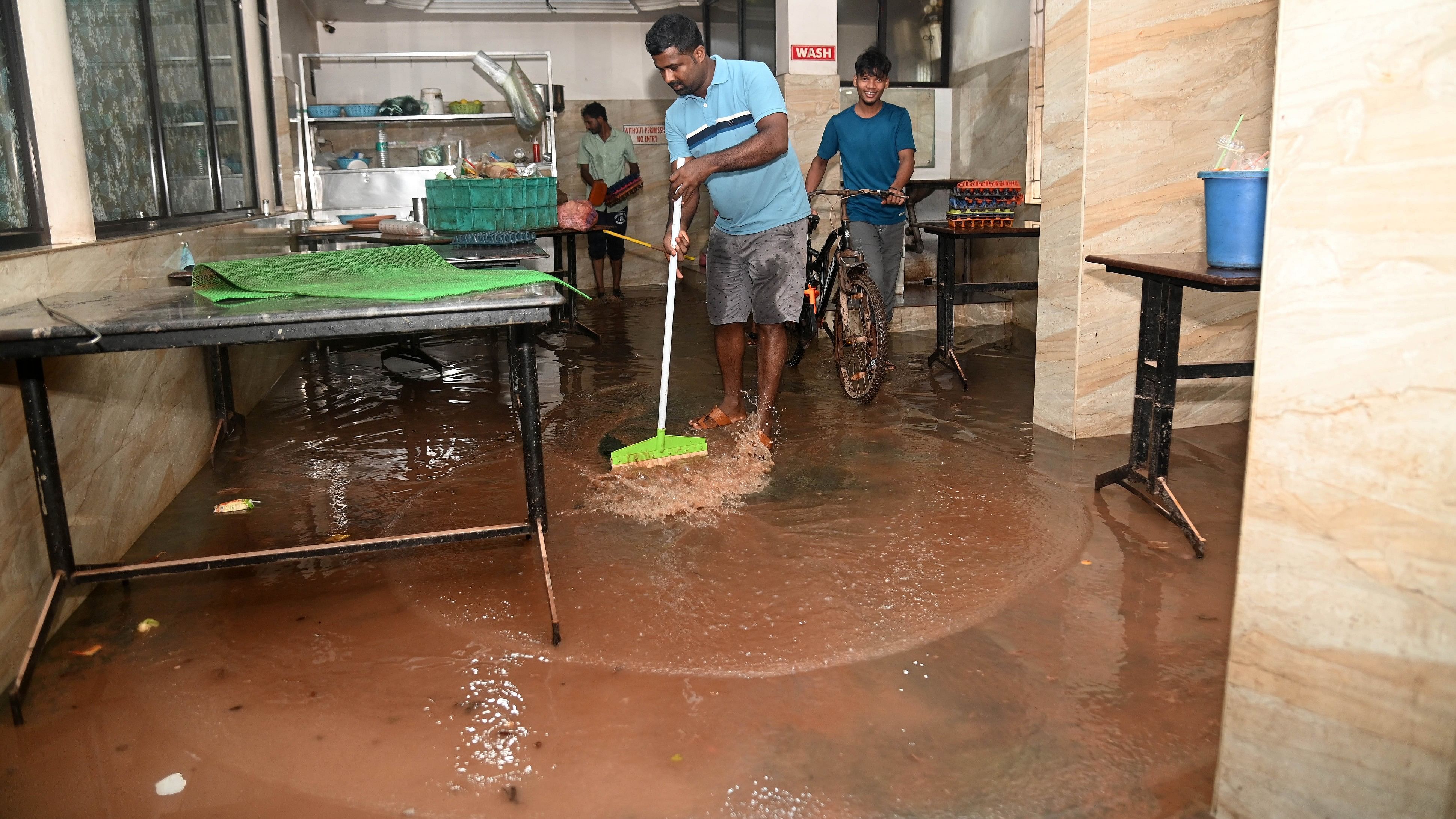 <div class="paragraphs"><p>Due to Friday night rains in Mangalore, hotels, shops and some houses in Kottara have been flooded with rainwater  </p></div>