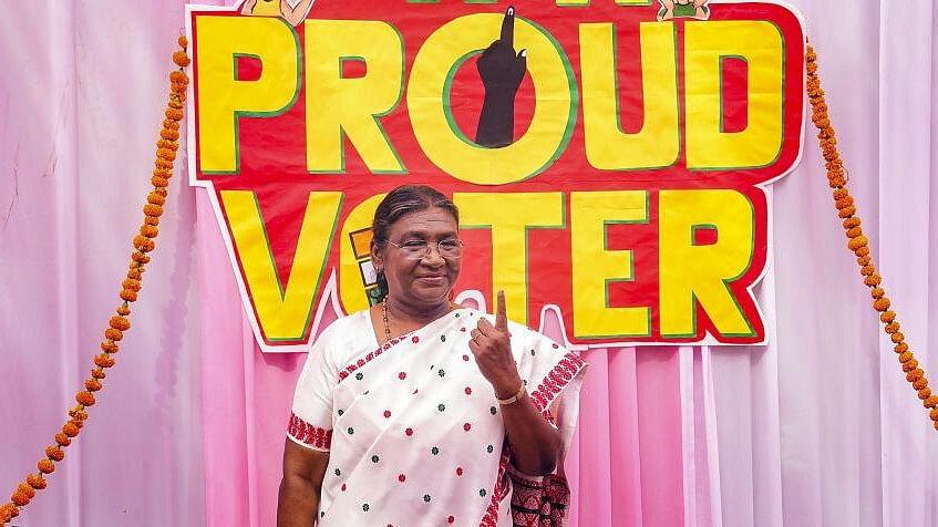 <div class="paragraphs"><p>President Droupadi Murmu shows her finger marked with indelible ink after casting vote at Dr. Rajendra Prasad Kendriya Vidyalaya, President’s Estate, during the sixth phase of Lok Sabha elections, in New Delhi,.</p></div>