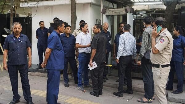 <div class="paragraphs"><p>Security personnel stand guard  at Delhi Chief Minister Arvind Kejriwal's residence at Civil Lines, in New Delhi.</p></div>