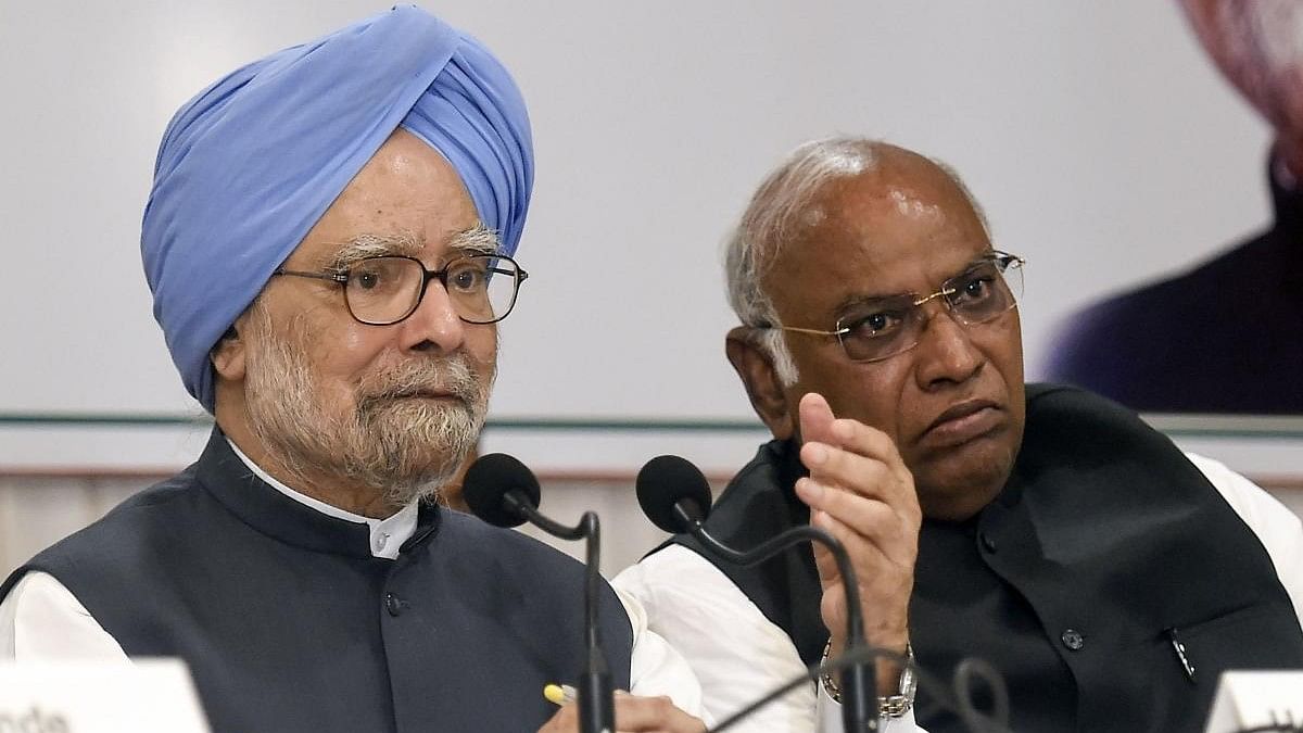 <div class="paragraphs"><p>File photo of Congress chief Mallikarjun Kharge and former PM Dr Manmohan Singh.</p></div>