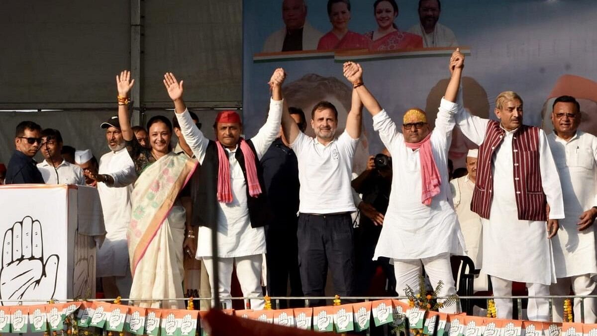 <div class="paragraphs"><p>Akhilesh Yadav with Rahul Gandhi and other leaders during a public meeting in Varanasi.</p></div>