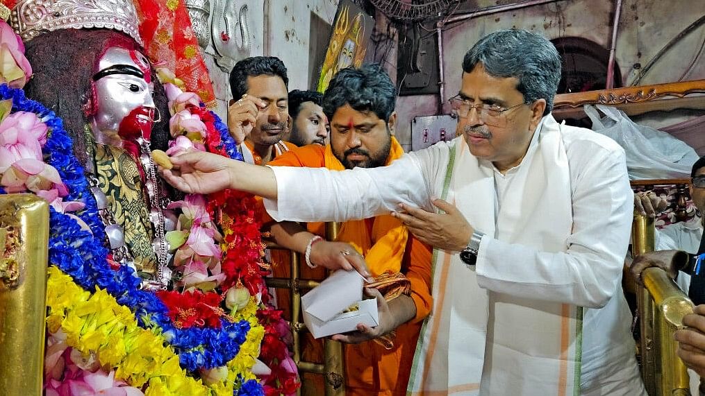 <div class="paragraphs"><p>Tripura Chief Minister Manik Saha offers prayers at the Tarapith Kali Temple, at Tarapith in Birbhum district.</p></div>