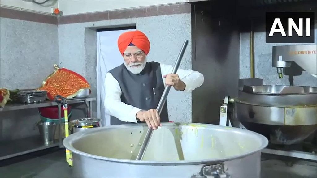 <div class="paragraphs"><p>PM Narendra Modi performs 'seva' and serves langar at Takhat Sri Harimandir Ji Patna Sahib in Patna, Bihar.</p></div>