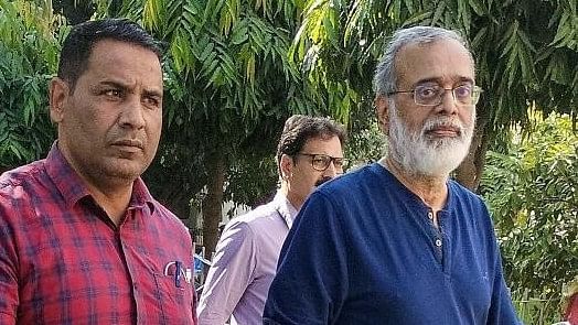 <div class="paragraphs"><p>NewsClick founder Prabir Purkayastha (right) being brought to the Patiala House Court by Delhi Police's Special Cell.</p></div>