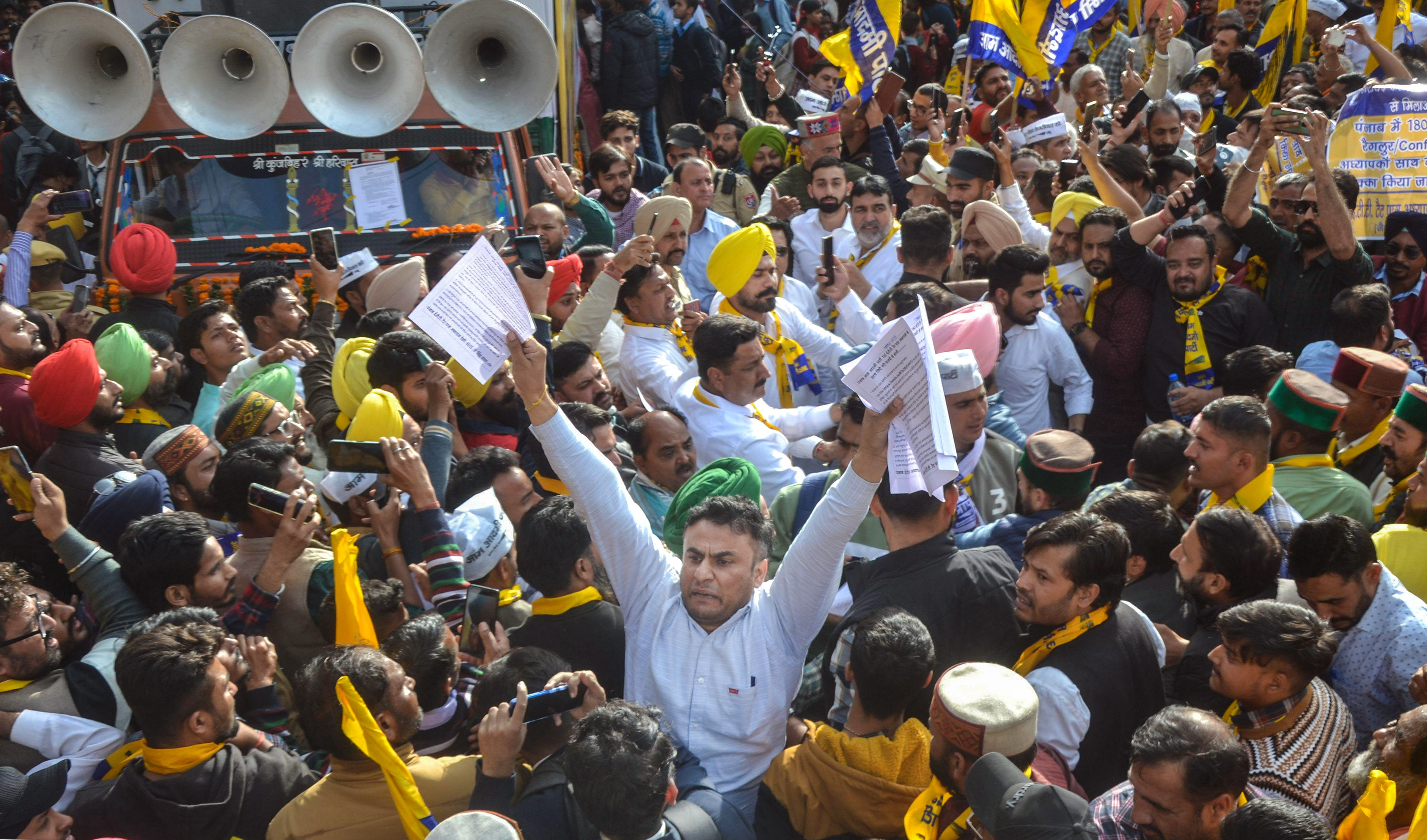 <div class="paragraphs"><p>A protestor raises slogans against the AAP party during Delhi CM Arvind Kejriwal's roadshow.</p></div>