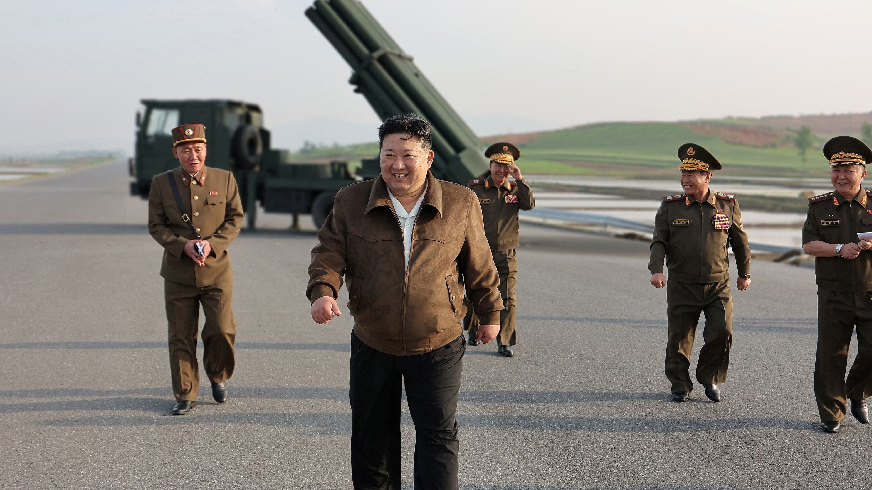 <div class="paragraphs"><p>North Korea leader Kim Jong Un inspects artillery weapon system</p></div>