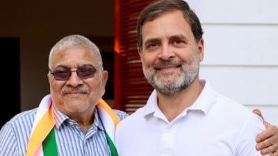 <div class="paragraphs"><p>Dharamvira Gandhi (L) and Rahul Gandhi (R)</p></div>