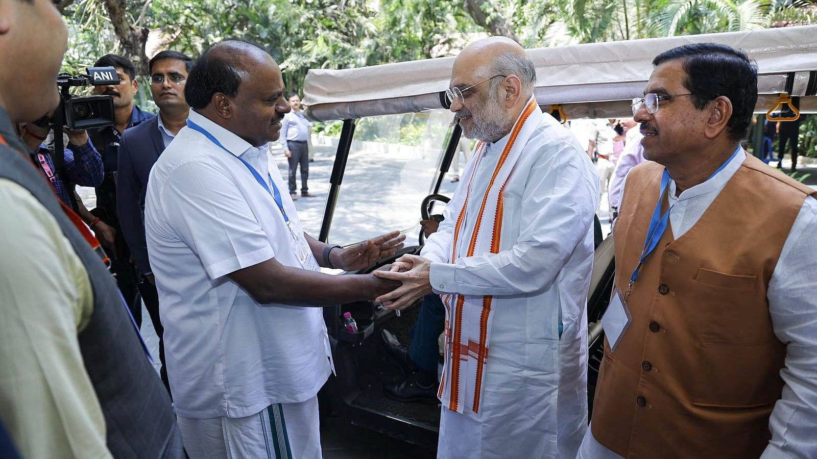 <div class="paragraphs"><p>Amit Shah with JD(S) leader H D Kumaraswamy</p></div>