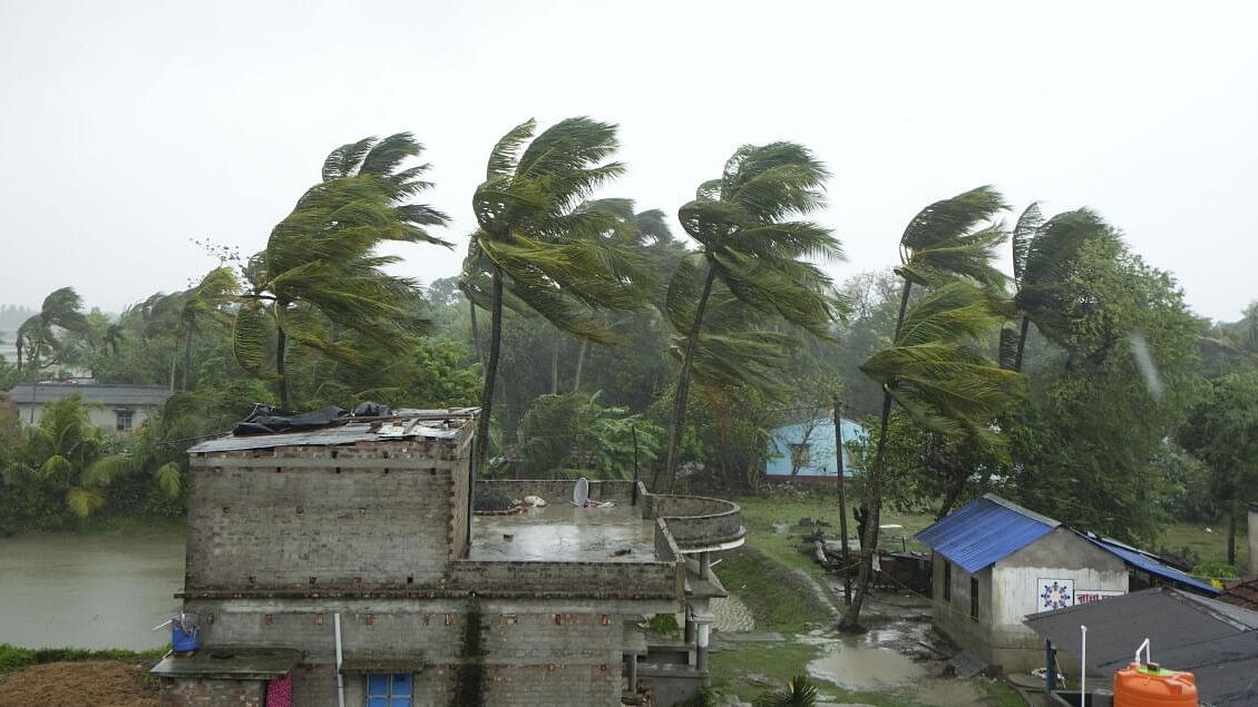 <div class="paragraphs"><p>Rains and strong winds ahead of the landfall of Cyclone 'Remal', in South 24 Parganas district</p></div>