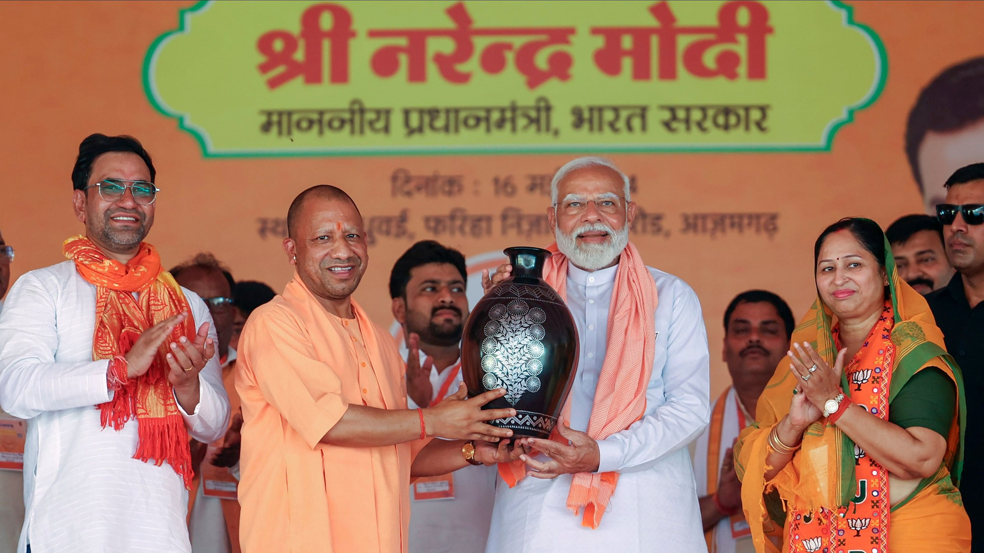 <div class="paragraphs"><p> Prime Minister Narendra Modi being felicitated by Uttar Pradesh Chief Minister Yogi Adityanath during a public meeting for Lok Sabha elections</p></div>