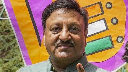 <div class="paragraphs"><p>Chief Election Commissioner Rajiv Kumar after casting his vote at a polling booth during the sixth phase of Lok Sabha elections, in New Delhi</p></div>