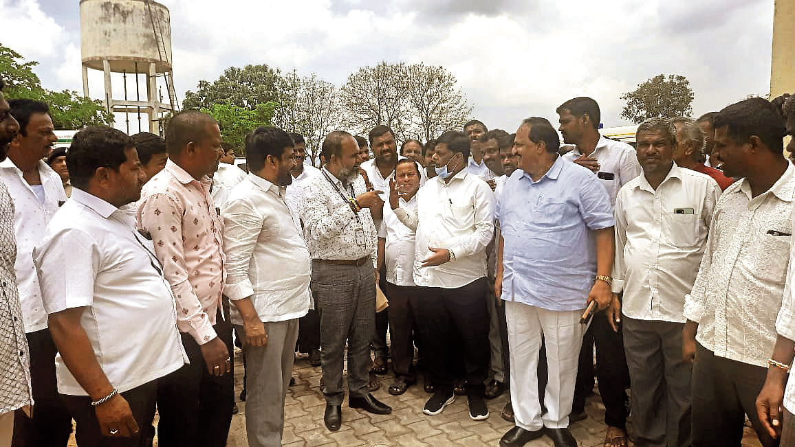 <div class="paragraphs"><p>District In-charge Minister H C Mahadevappa visits K Salundi and speaks to health officials and villagers.</p></div>