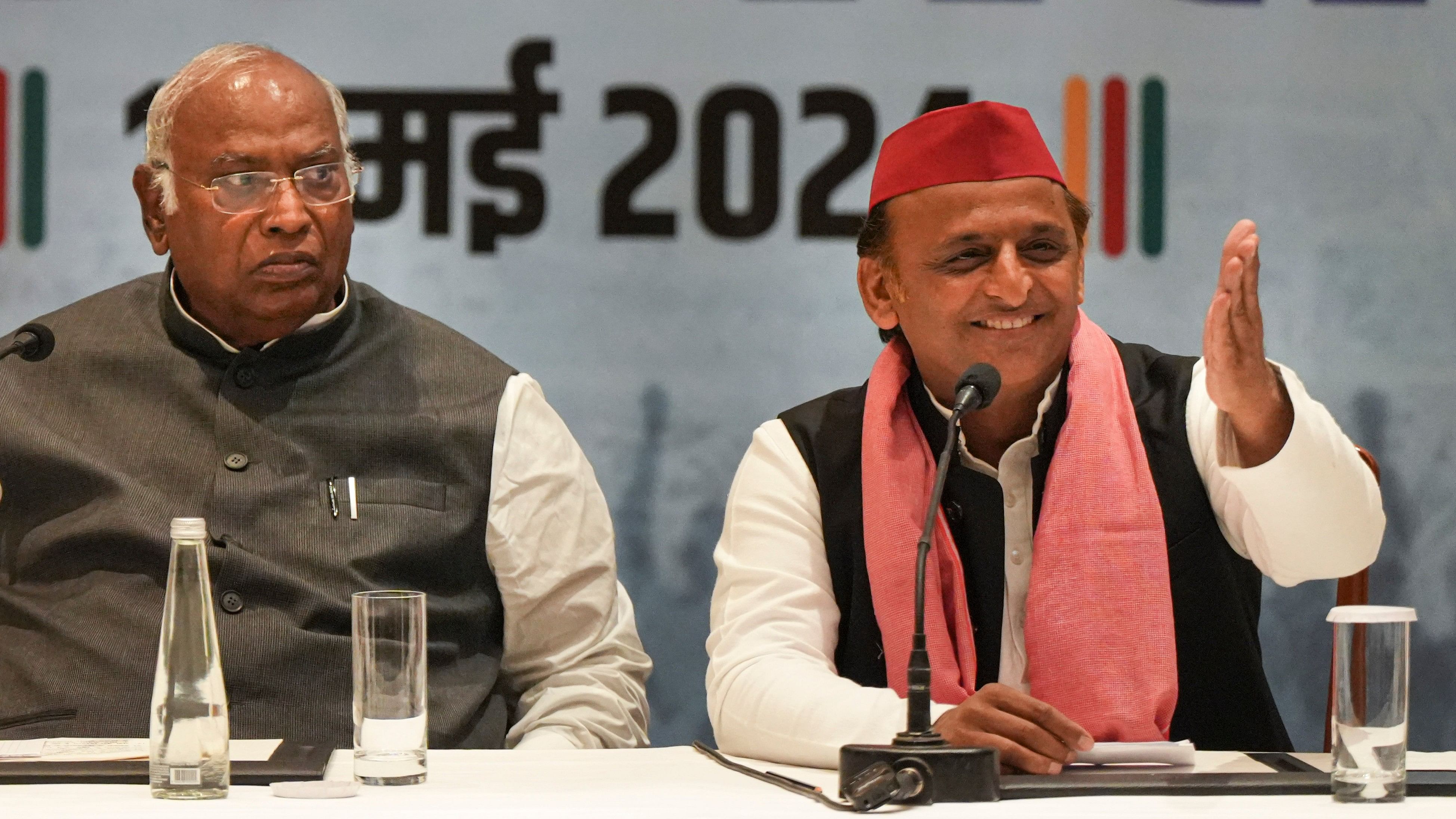 <div class="paragraphs"><p>Congress President Mallikarjun Kharge and Samajwadi Party President Akhilesh Yadav during a joint press conference, in Lucknow, Wednesday on May 15, 2024. </p></div>