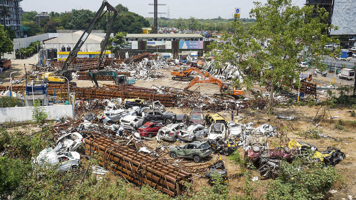 <div class="paragraphs"><p>The police said that the hoarding collapsed due to strong winds, and it fell on a horse, and vehicles, outside the Gulmohar Lawns wedding hall.</p></div>