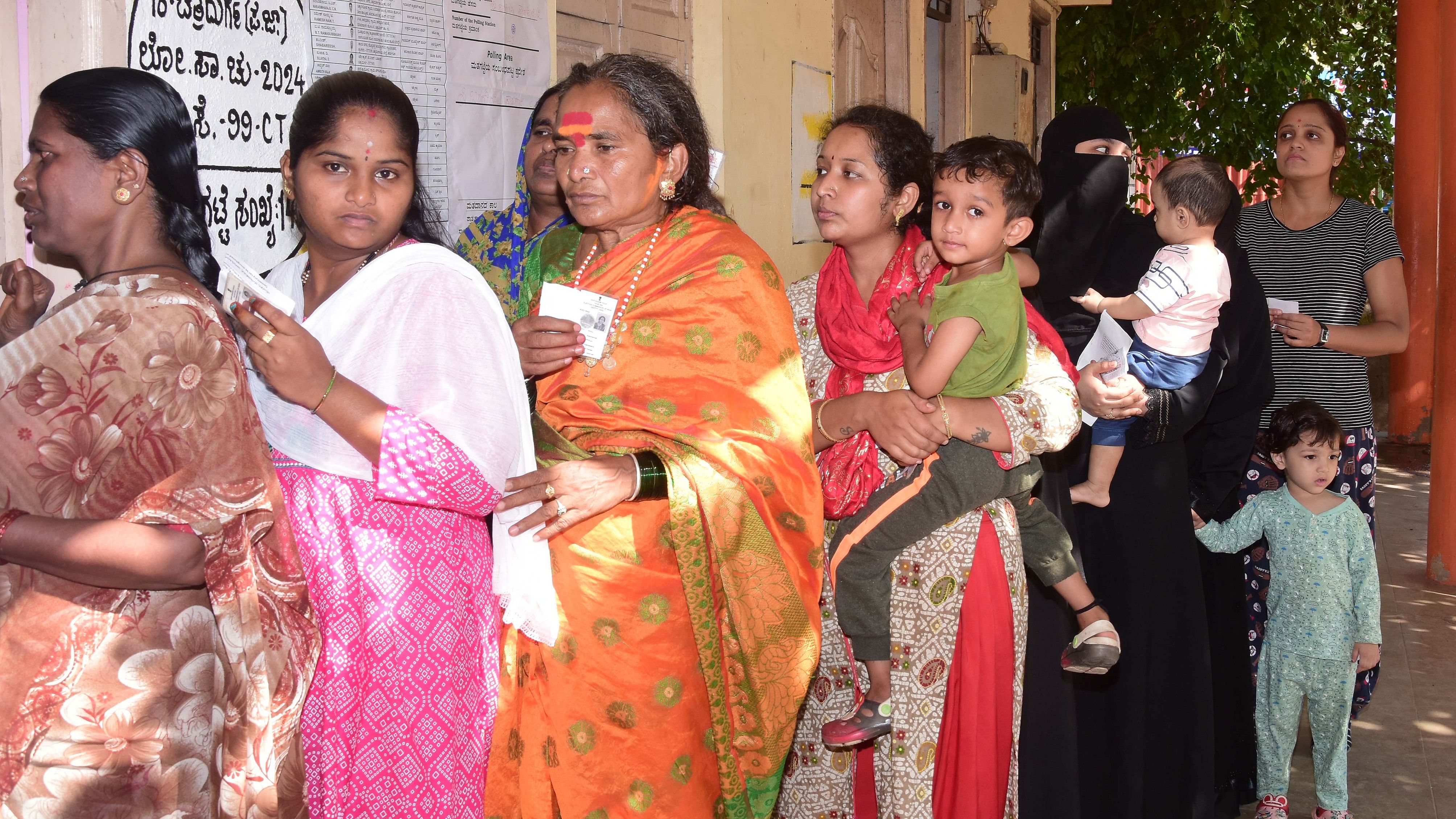 <div class="paragraphs"><p>Voters queuing up to vote at a polling station on Holalkere Road in Chitradurga city, Friday, April 26, 2024.</p></div>