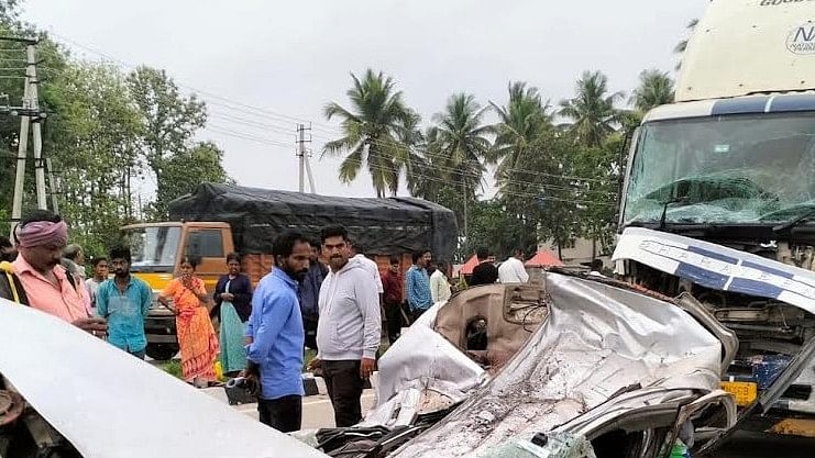 <div class="paragraphs"><p>The accident site.&nbsp;The car was mangled beyond recognition and police had to struggle to retrieve the bodies.</p></div>