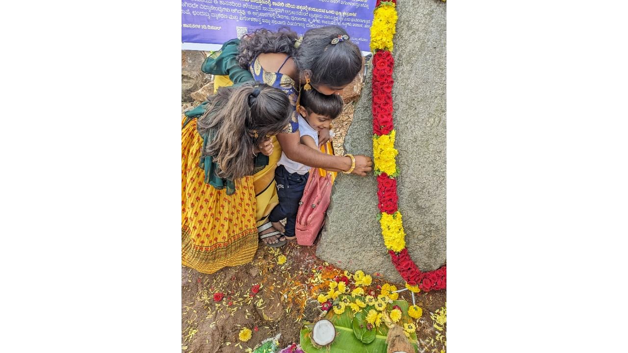 <div class="paragraphs"><p>A woman traces the fingers of her child on an inscription at Gongadipura (near Bengaluru University) last year. </p></div>