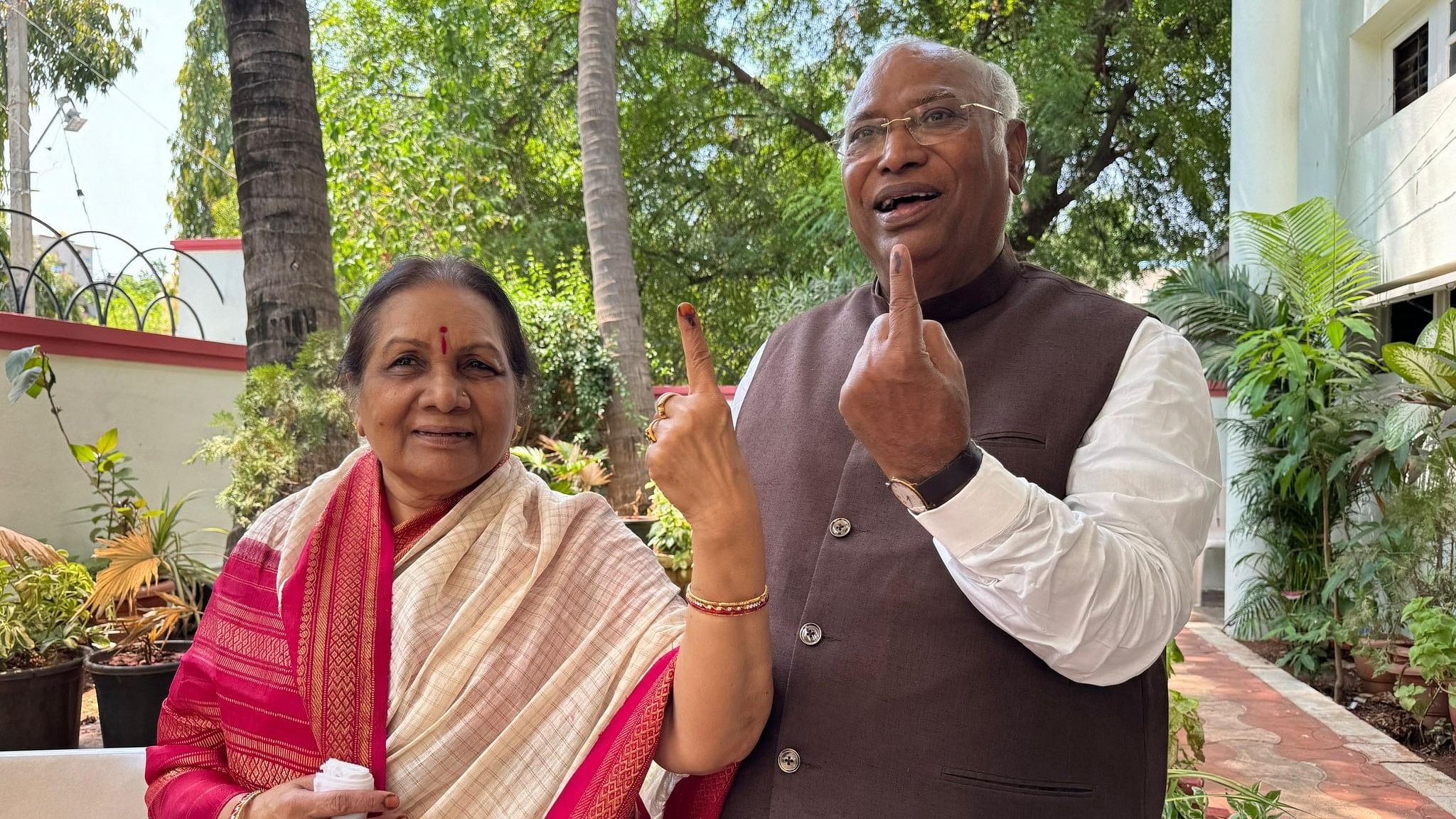 <div class="paragraphs"><p>Congress leader Mallikarjun Kharge poses after voting.</p></div>