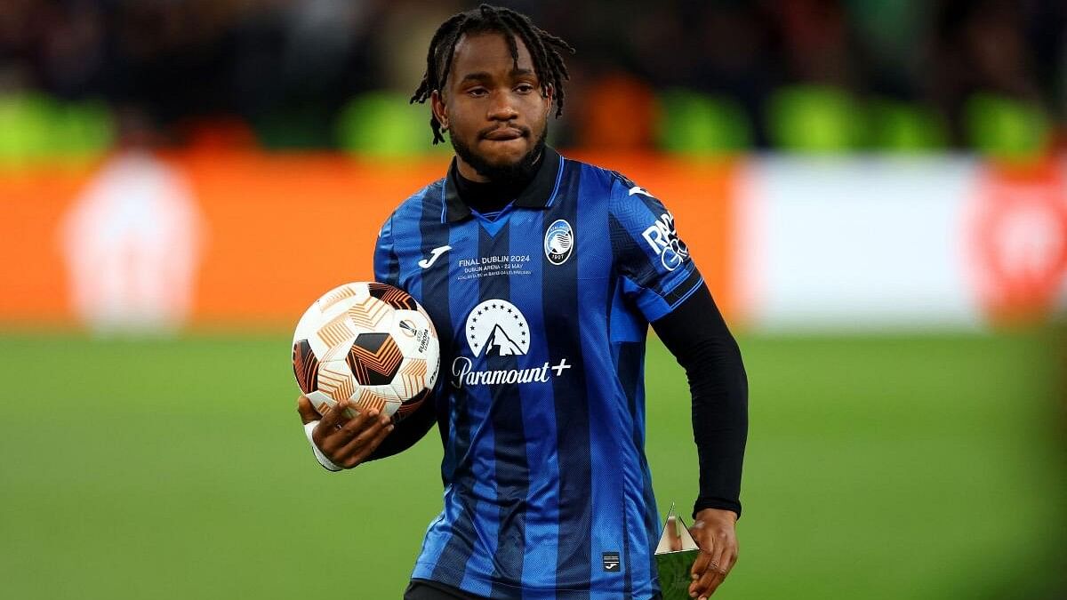 <div class="paragraphs"><p>Atalanta's Ademola Lookman celebrates with the match ball after winning the Europa League and completing his hat-trick</p></div>