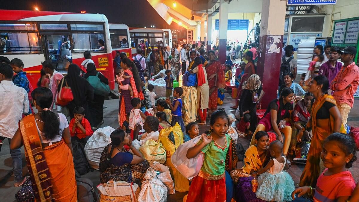 <div class="paragraphs"><p>Huge number of people waiting for buses during cast the vote in phase 3 Lok Sabaha election at there own towns at Kempegowda KSRTC bus stand in Bengaluru</p></div>