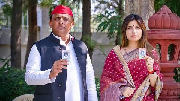 <div class="paragraphs"><p>Samajwadi Party President Akhilesh Yadav with his wife and former MP Dimple Yadav.</p></div>