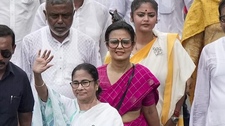 <div class="paragraphs"><p>TMC supremo Mamata Banerjee with party candidate Mohua Moitra,&nbsp;Saayoni Ghosh. (Representative image)</p></div>