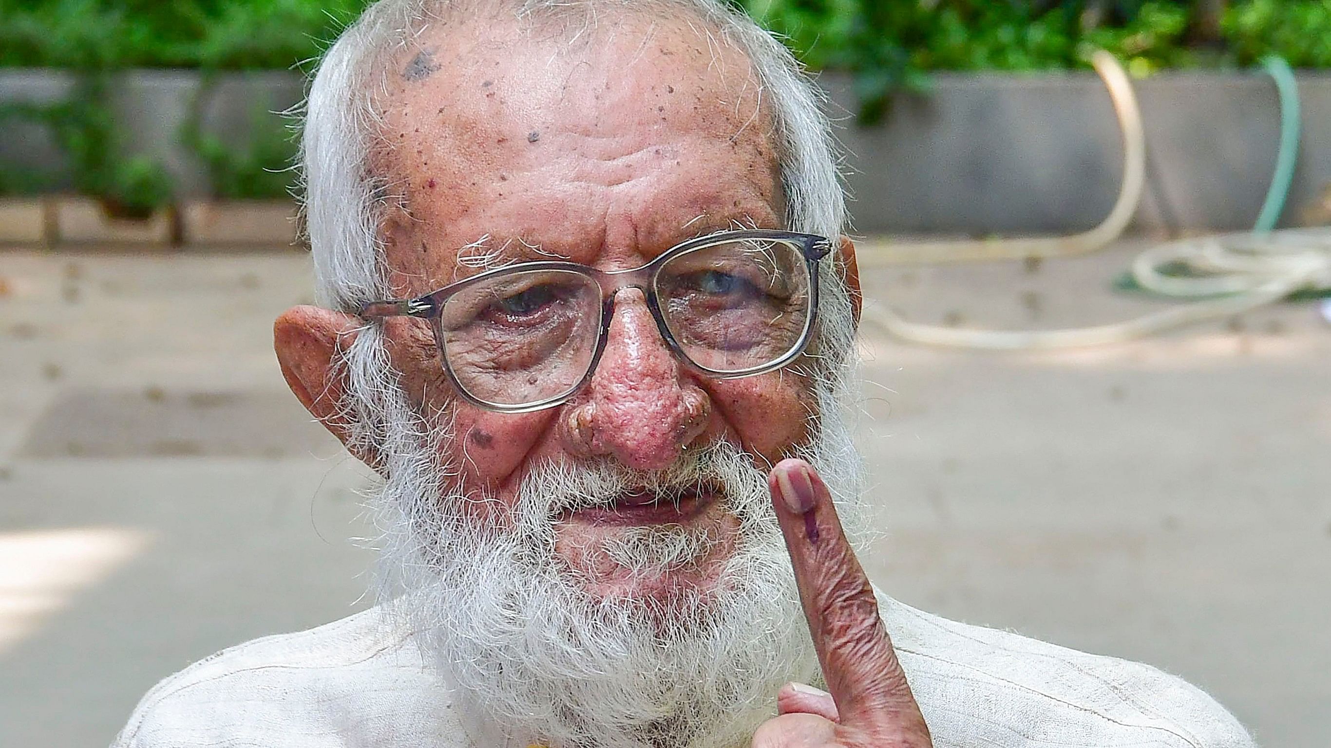 <div class="paragraphs"><p>Mumbai: Freedom fighter GG Parikh shows his finger marked with indelible ink after casting vote for the fifth phase of Lok Sabha elections, in Mumbai.</p></div>