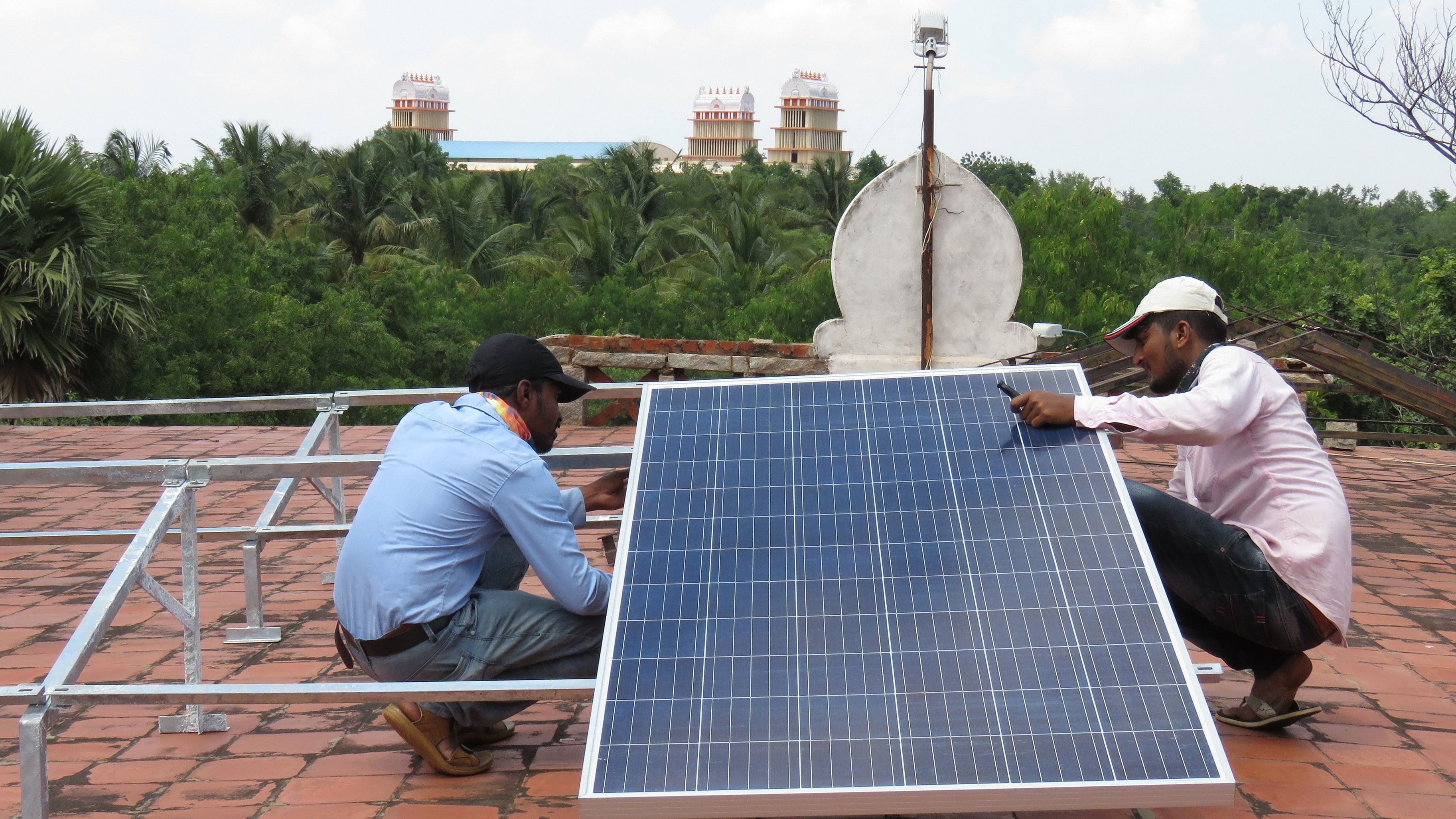 <div class="paragraphs"><p>Despite ambitious goals to achieve net zero carbon emissions, recycling infrastructure for solar waste is subpar. In pic, people install rooftop solar panels in Karnataka. </p></div>