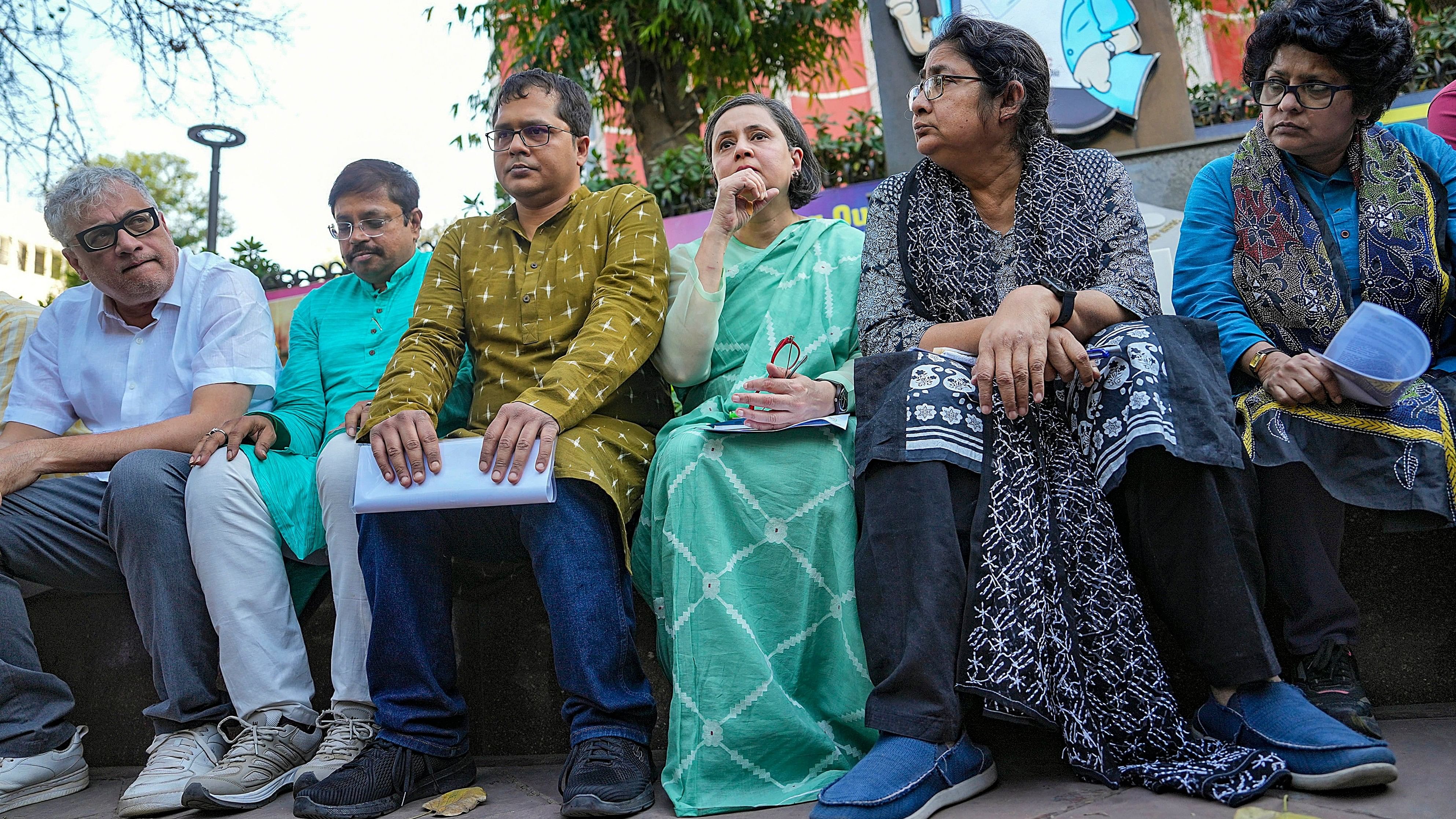 <div class="paragraphs"><p>TMC leaders Derek O'Brien, Dola Sen, Saket Gokhale, Sagarika Ghose, Arpita Ghosh and Abir Ranjan Biswas during a dharna after a meeting with Election Commission of India (ECI).</p></div>