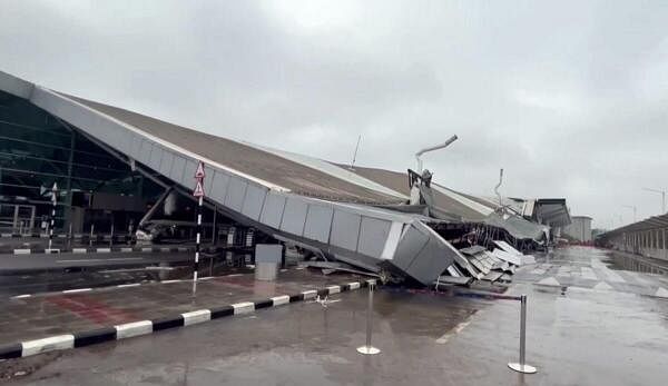 <div class="paragraphs"><p>Roof of the Delhi airport's Terminal-1 collapsed amid heavy rain, early Friday, June 28.</p></div>