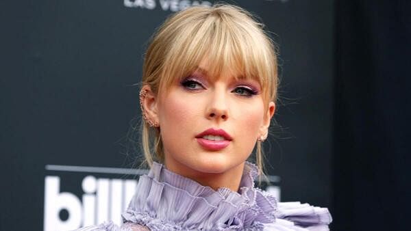 <div class="paragraphs"><p>Singer Taylor Swift</p></div>