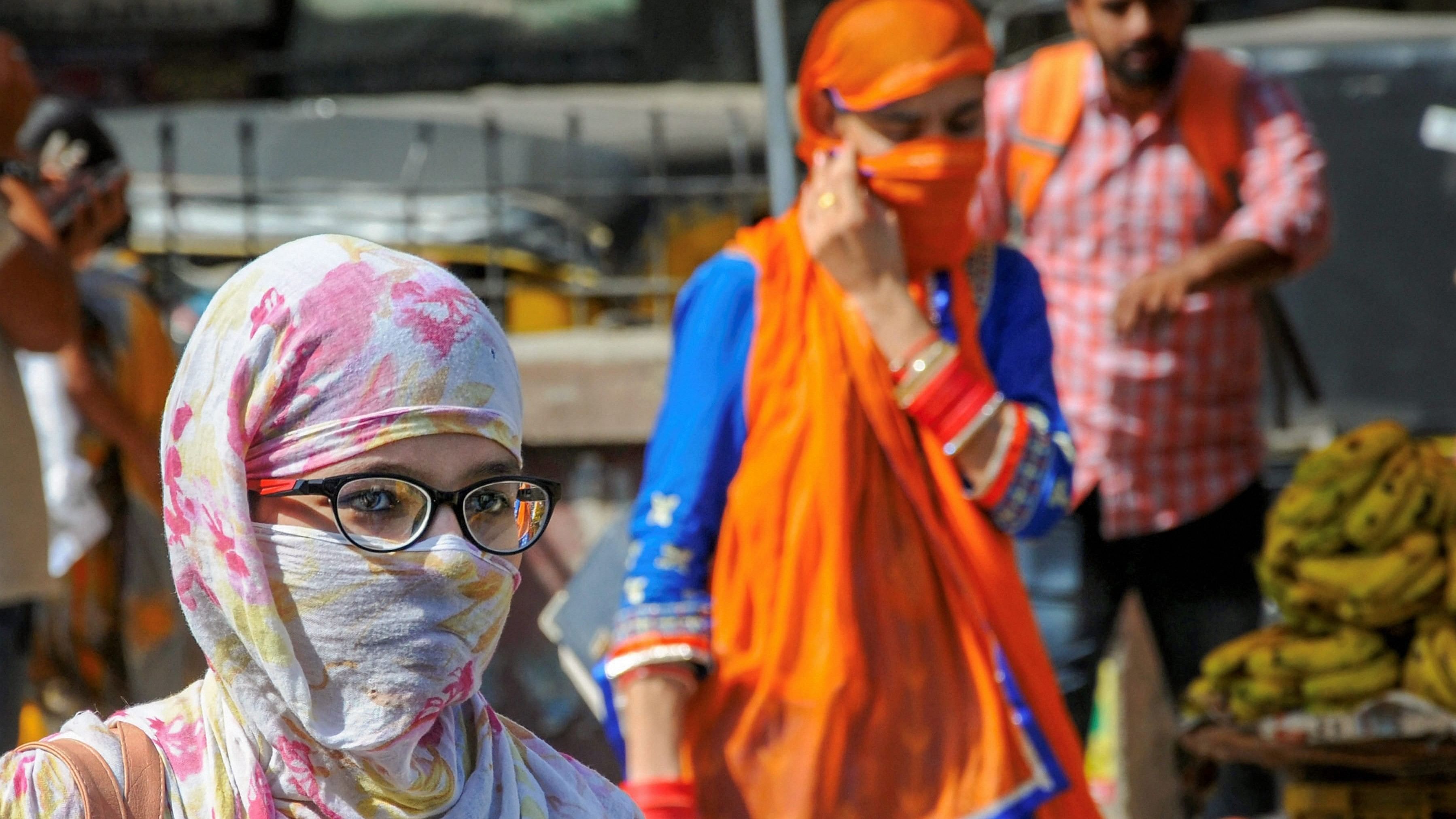 <div class="paragraphs"><p>Representative image showing people shielding themselves against direct heat on a hot day.</p></div>