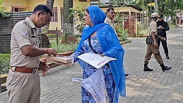 <div class="paragraphs"><p>Balwinder Kaur, mother of 'Waris Punjab De' chief and newly elected MP from Khadoor Sahib seat Amritpal Singh, offers sweets to security personnel at Dibrugarh Central Jail, in Dibrugarh, Saturday, June 8, 2024.</p></div>