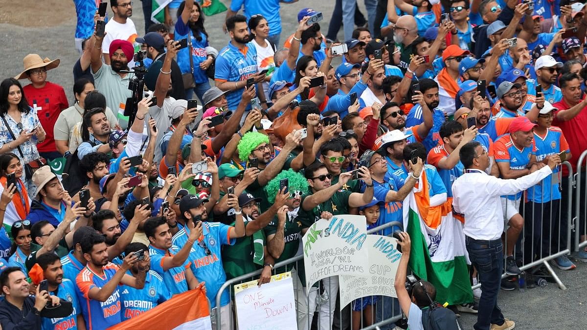 <div class="paragraphs"><p> India fans wait for the team bus to arrive outside the stadium before the match </p></div>