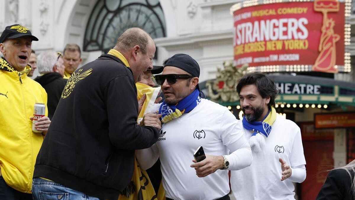 <div class="paragraphs"><p>Borussia Dortmund and Real Madrid fans greet each other at Piccadilly Circus before the match.</p></div>