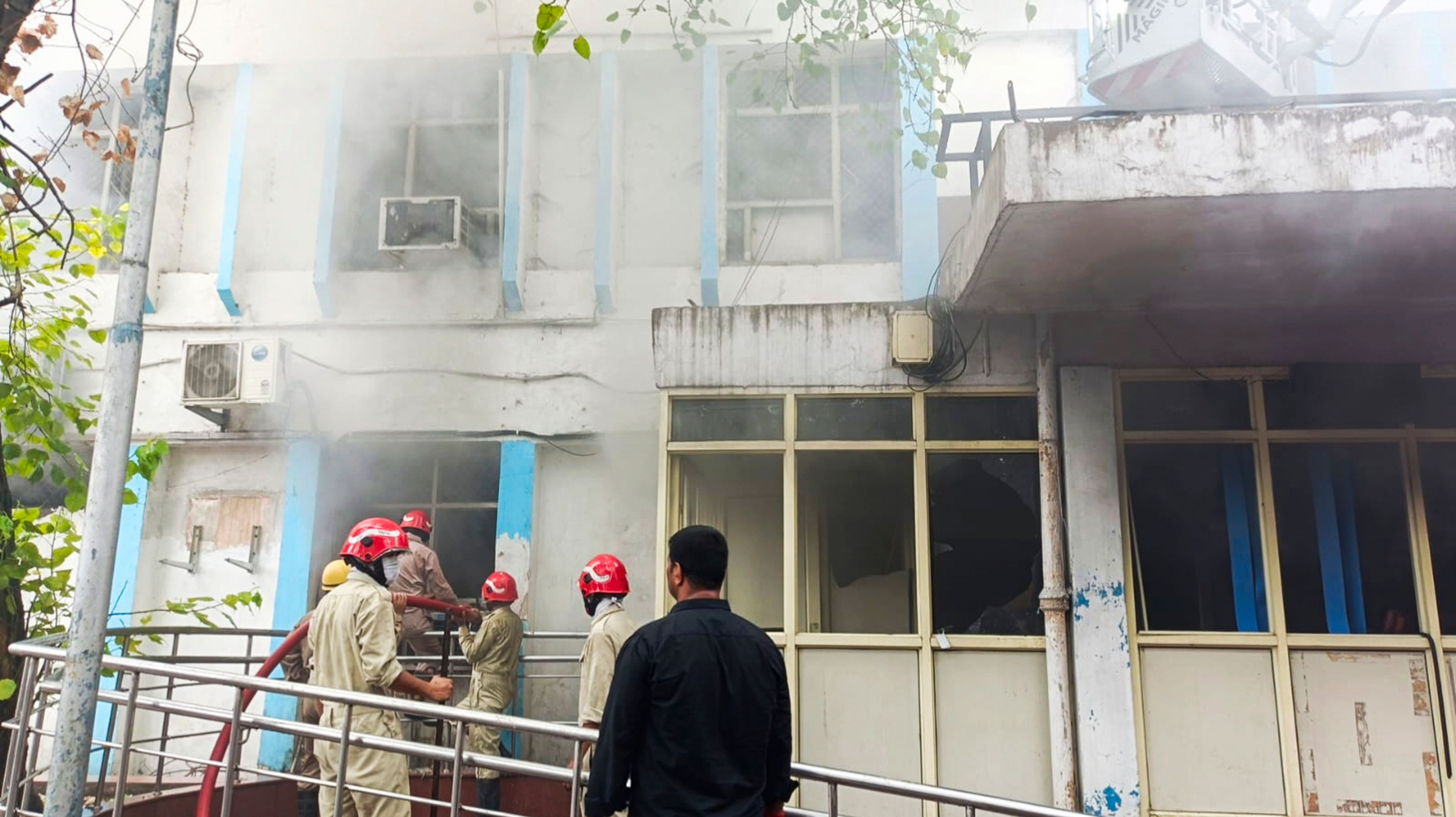 <div class="paragraphs"><p>Firefighters douse a fire which broke out in the emergency building of the Safdarjung Hospital, in New Delhi, Tuesay, June 25, 2024. </p></div>