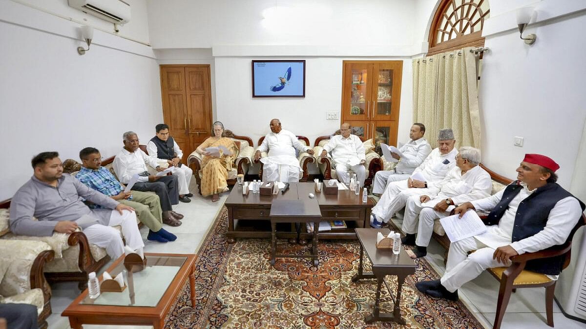 <div class="paragraphs"><p>Congress leaders Mallikarjun Kharge, Sonia Gandhi, National Conference leader Farooq Abdullah, CPI(M)'s Sitaram Yechury, Samajwadi Party leader Akhilesh Yadav, RJD leader Tejashwi Yadav, AAP leaders Arvind Kejriwal and Sanjay Singh, CPI's D Raja during the INDIA Bloc's meeting, in New Delhi, Saturday, June 1, 2024.</p></div>