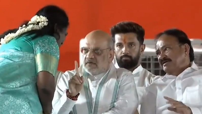 <div class="paragraphs"><p>A screeb grab of the video that went viral of the seemingly heated interaction between Shah and&nbsp;Soundararajan</p></div>