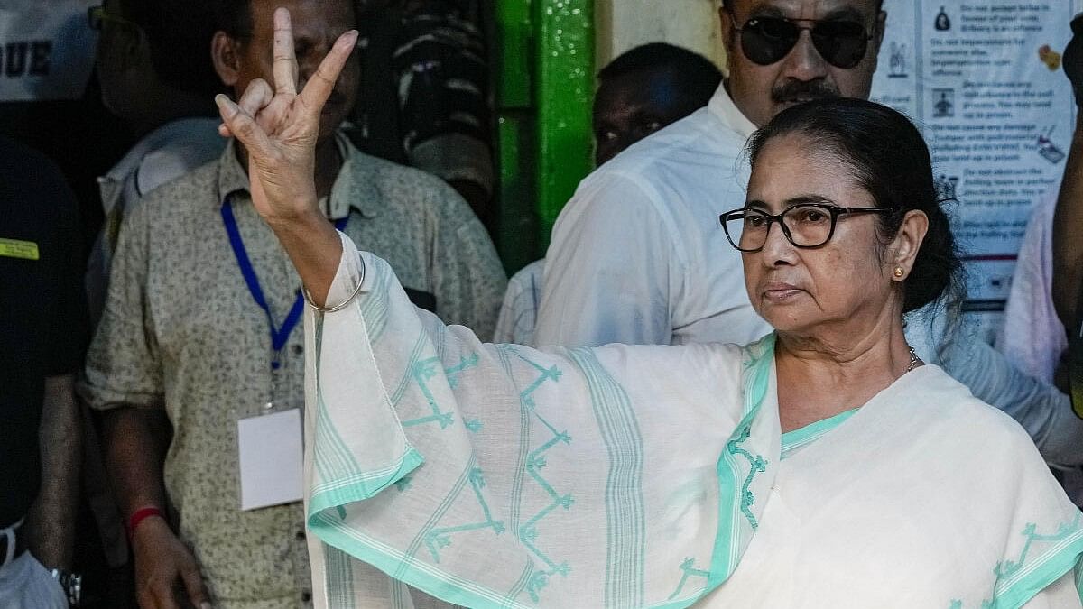 <div class="paragraphs"><p>West Bengal Chief Minister and TMC Supremo Mamata Banerjee shows victory sign after casting her vote for the seventh and last phase of Lok Sabha elections at a polling station, in Kolkata.</p></div>