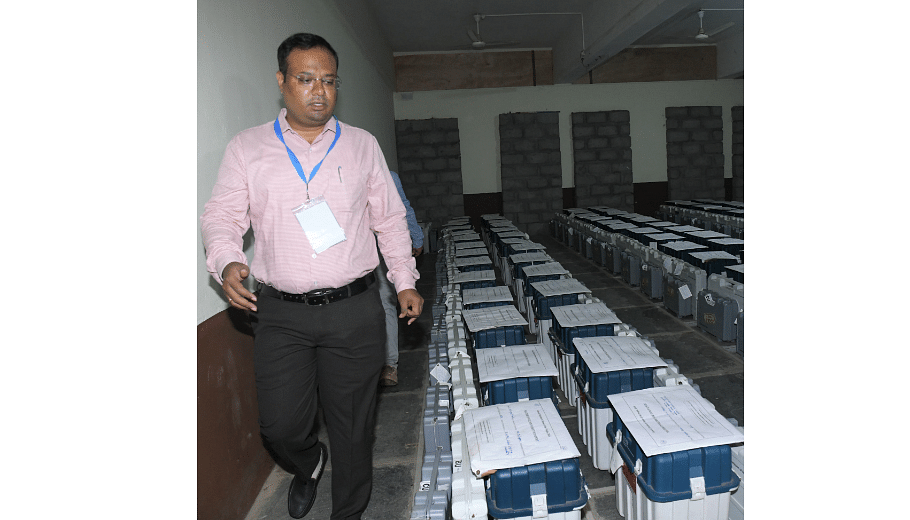 <div class="paragraphs"><p>District Election Officer, Deputy Commissioner and Returning Officer for Belgaum parliamentary constituency Nitesh Patil inspecting the EVMs after the strong rooms were opened at counting centre in the premises of RPD College in Belagavi on Tuesday. </p></div>