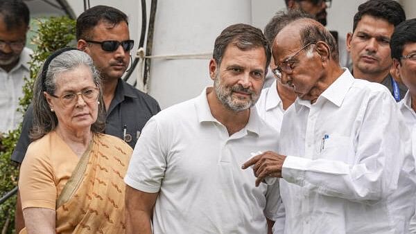 <div class="paragraphs"><p>Congress leaders Sonia Gandhi and Rahul Gandhi with NCP (Sharadchandra Pawar) President Sharad Pawar.</p></div>